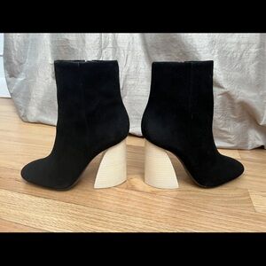 MERCEDES CASTILLO Black Ankle Boots with Curved Wooden Heel 35 US 5 new suede